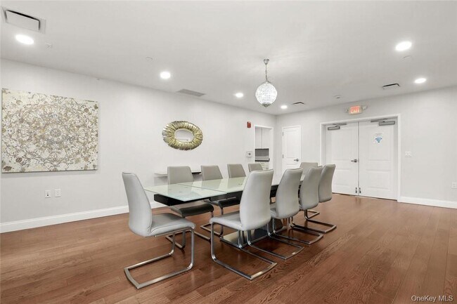 Building Photo - 10 Byron Pl