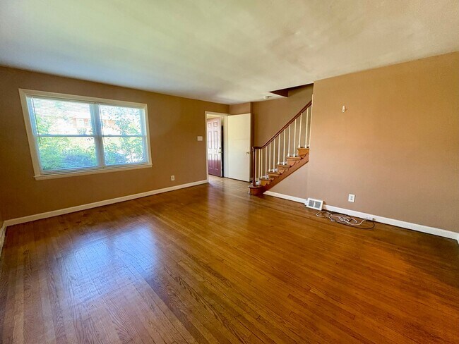 Building Photo - 3 Bedroom Apartment Available in Harrisburg!