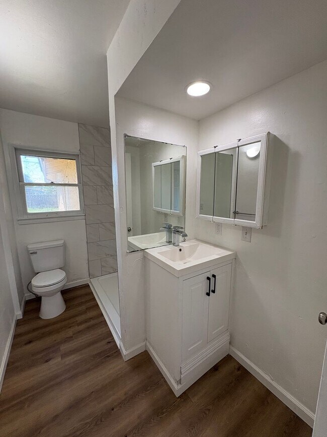 Building Photo - Cozy Home On Spacious Corner Lot Available Now in Dinuba CA!