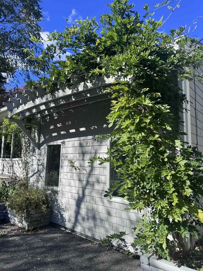 Building Photo - 16 Richards Dr
