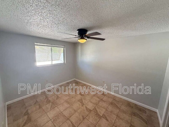 Building Photo - 131 W Perry Ln