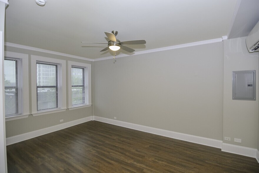 Building Photo - 817 W Lakeside Pl