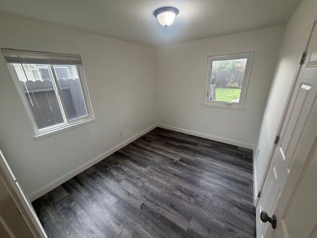 Building Photo - 3 Bedroom | 1 Bathroom | Home in Sacramento