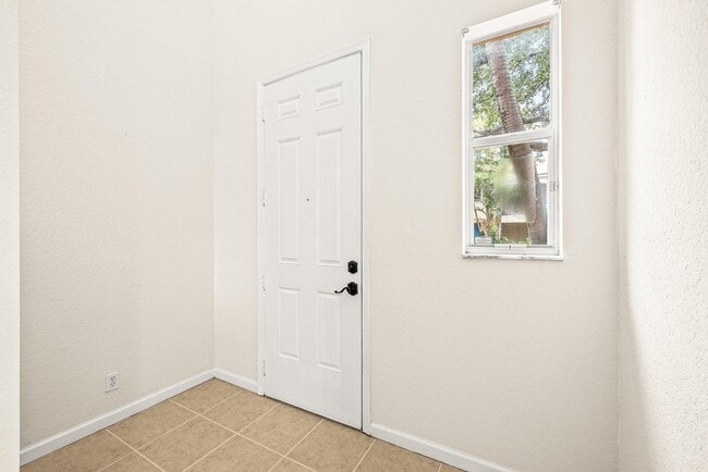 Building Photo - 3187 N Oasis Dr