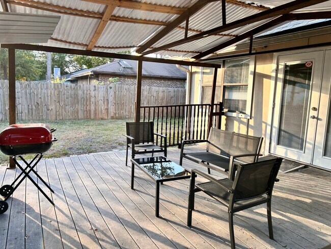 Building Photo - 4294 Tanglewilde Dr S