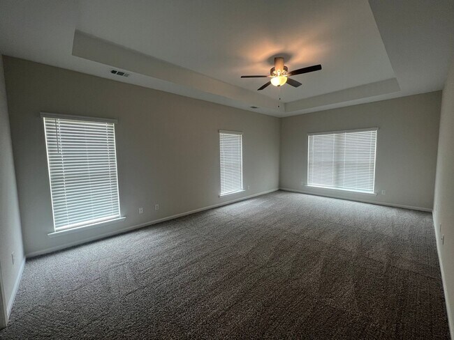 Building Photo - 5 bedroom, 3 bath home in Savannah, near I-16