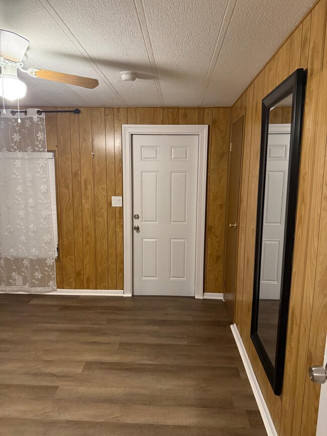 Building Photo - 11621 Venetian Ave