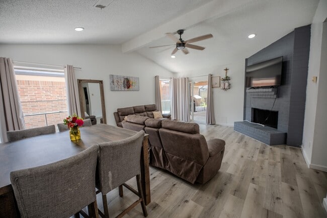 Building Photo - 4606 Meadowood Dr