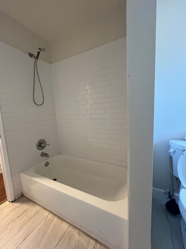 Building Photo - 4 bedroom 2bathroom Home Available now!