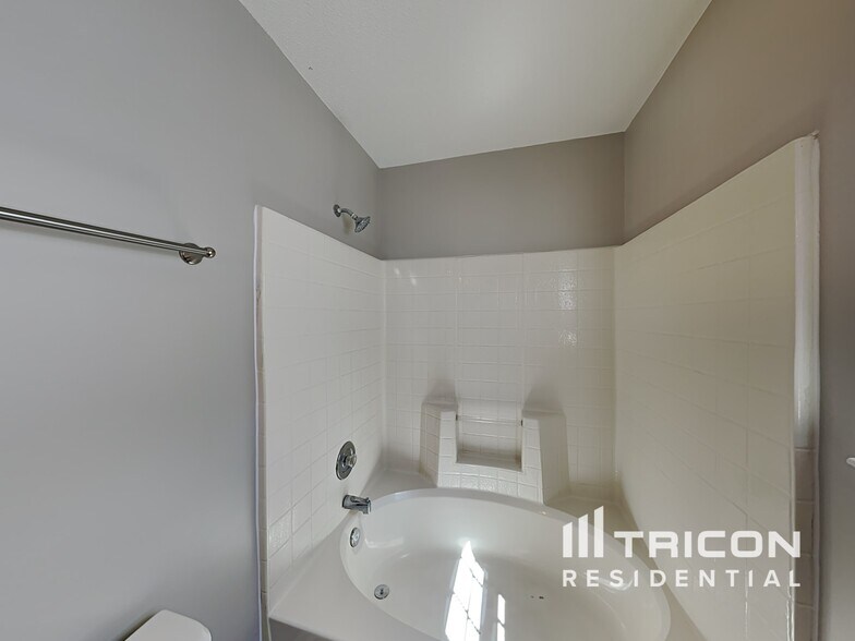 Building Photo - 9234 Tiger Lily Ln