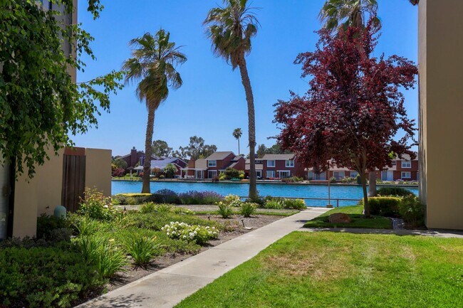 Building Photo - ? Updated 3BR/2BA Foster City Condo – Half...