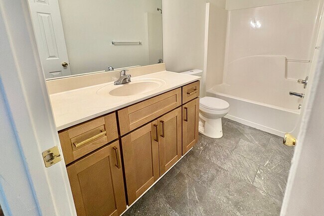 Building Photo - Town Home - 3 Beds - 3 Baths