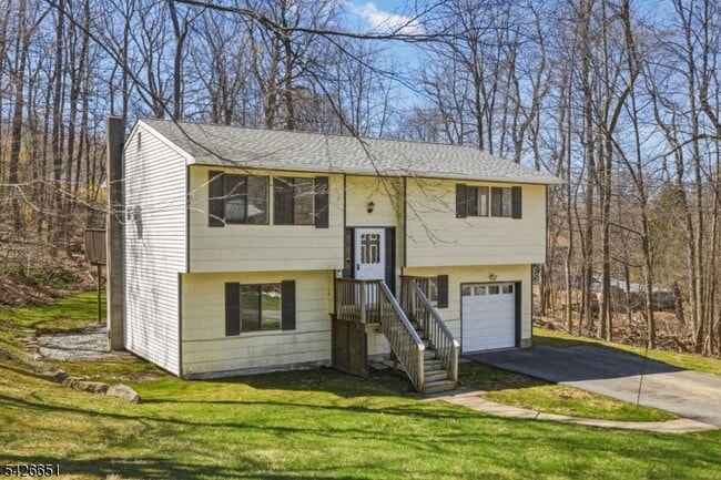 Building Photo - 15 Karen Rd