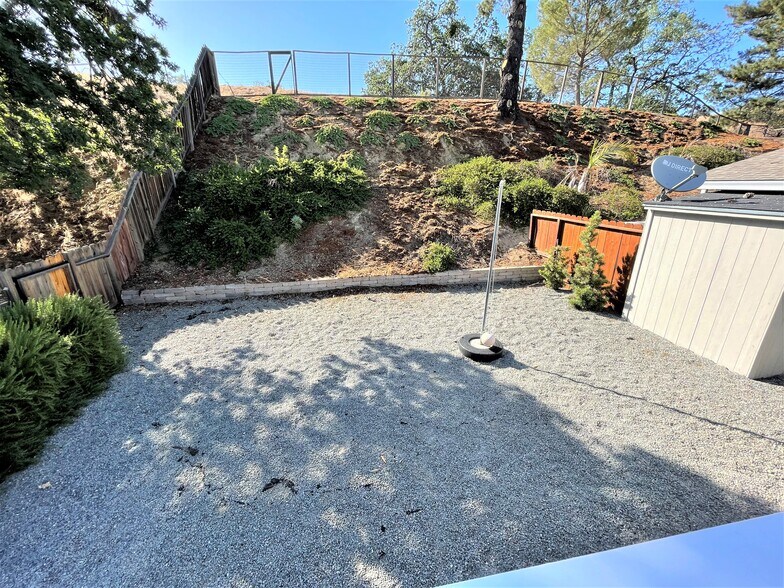Building Photo - 631 Skyline Dr