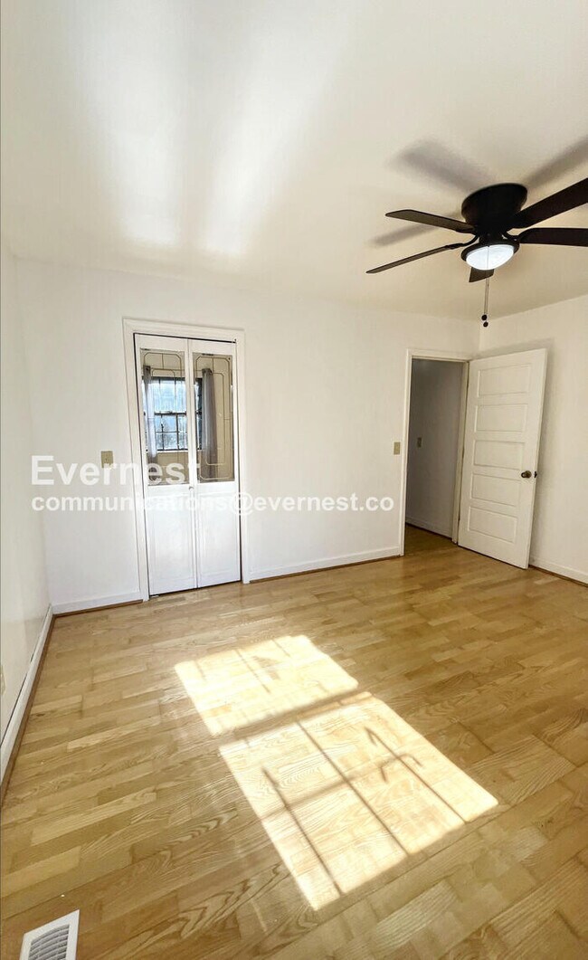 Building Photo - 2 Bed/1.5 Bath Townhome with Fenced Yard / Pet-Friendly / Available Now!