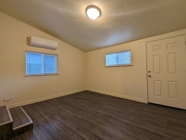 Building Photo - Remodeled Studio apartment- Great location in downtown Eugene!