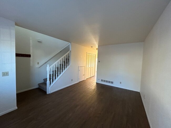 Building Photo - Discover Easy Living in This Beautifully U...