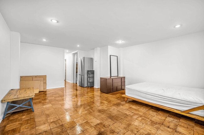 Building Photo - 240 E 35th St