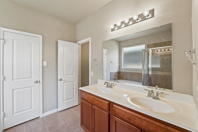Building Photo - 115 Black Swan Pl
