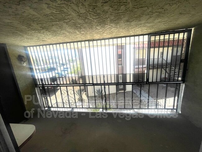 Building Photo - 1405 E Vegas Valley Dr