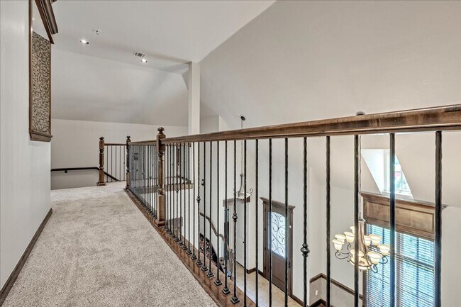 Building Photo - Gorgeous Executive Home - Open Plan - Stor...