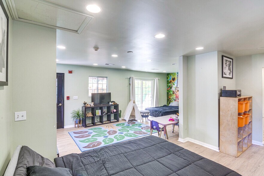 Building Photo - 3863 Broadlawn Dr