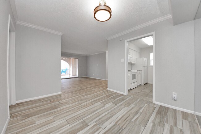 Building Photo - 2744 Briarhurst Dr