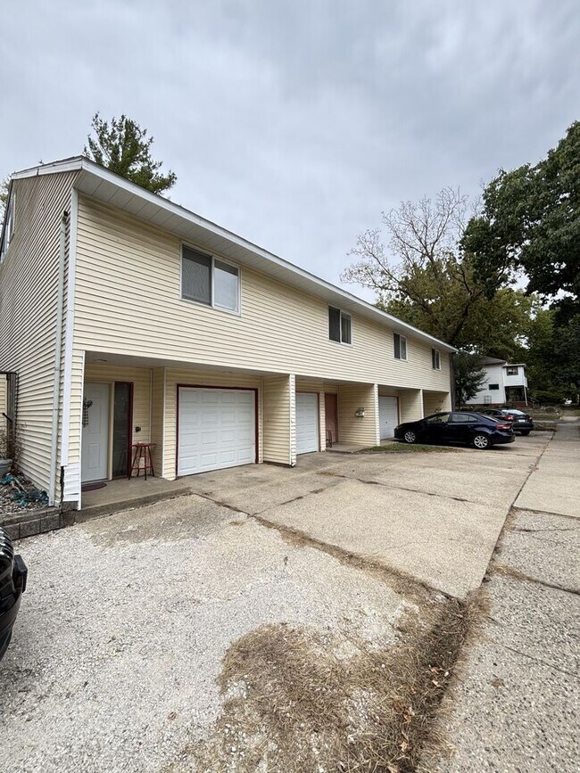 Primary Photo - 107 N Busey Ave