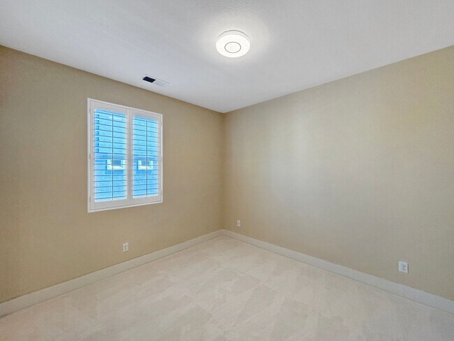 Building Photo - Stunning 3B/3.5BA Townhouse in Mission Val...