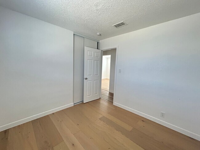 Building Photo - No HOA! 3 Bedroom 2 Bathroom House!