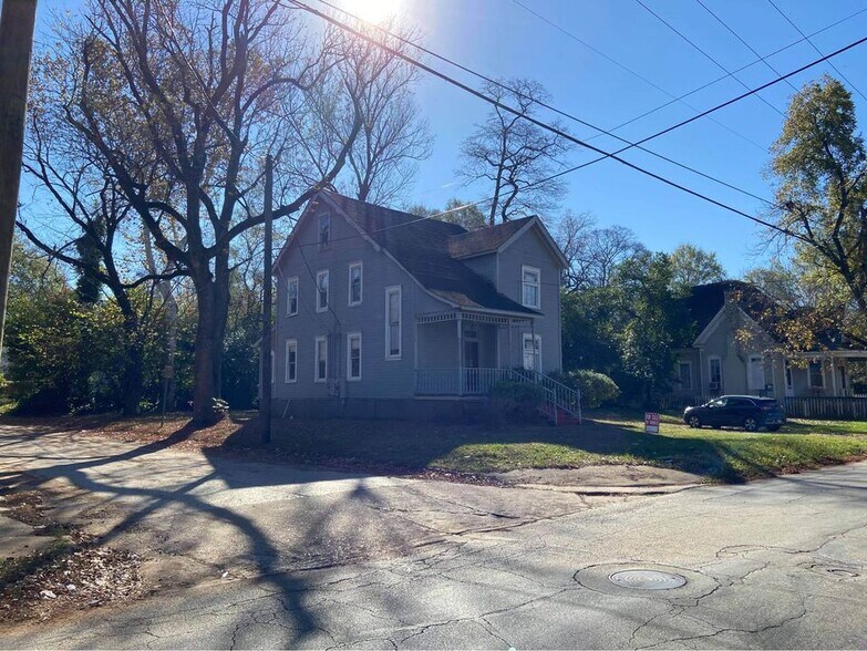 Building Photo - 601 S Fredonia St