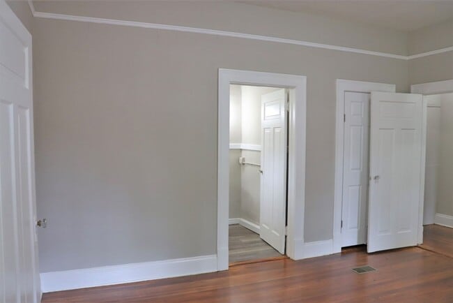 Building Photo - Carefree living with this 1-bedroom beauty...