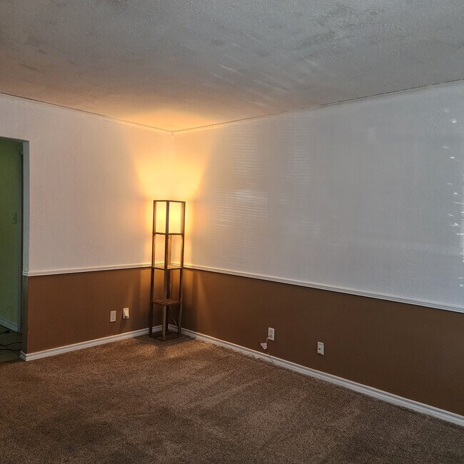 Building Photo - 1306 Becker Dr