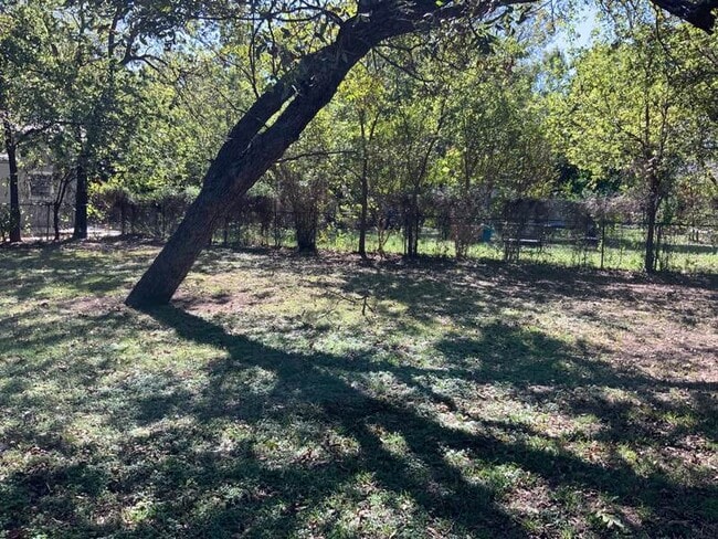 Building Photo - Good looking, updated 2 bedroom close to c...