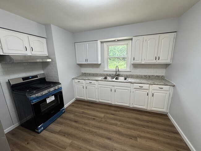 Building Photo - 2737 Broadmoor Dr