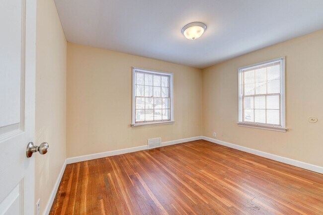 Building Photo - Charming 3-Bedroom Home with Garage, Basement & Fenced Backyard