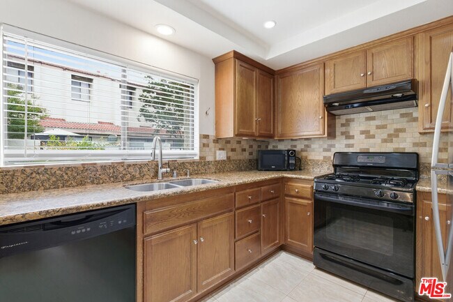 Building Photo - 18136 Oxnard St