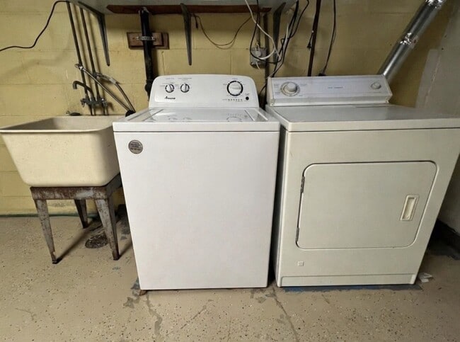 Building Photo - 993 Oriole Dr