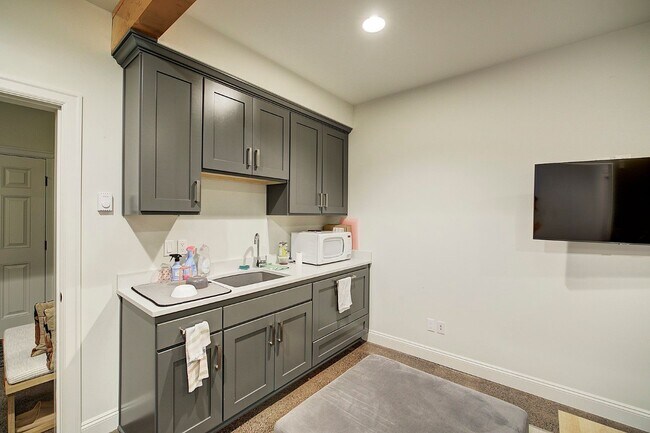 Building Photo - 5bd/3.5ba Seattle Home