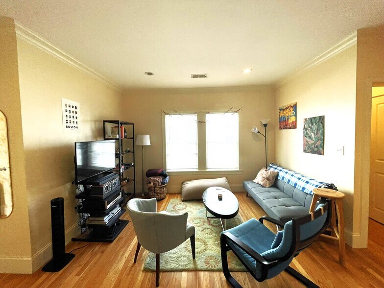 Building Photo - 27 Lothrop St