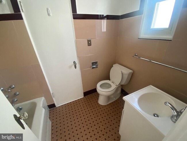 Building Photo - 510 Quincy Ave