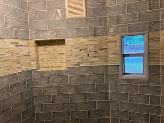 upper level shower - 814 Tullahoma Dr