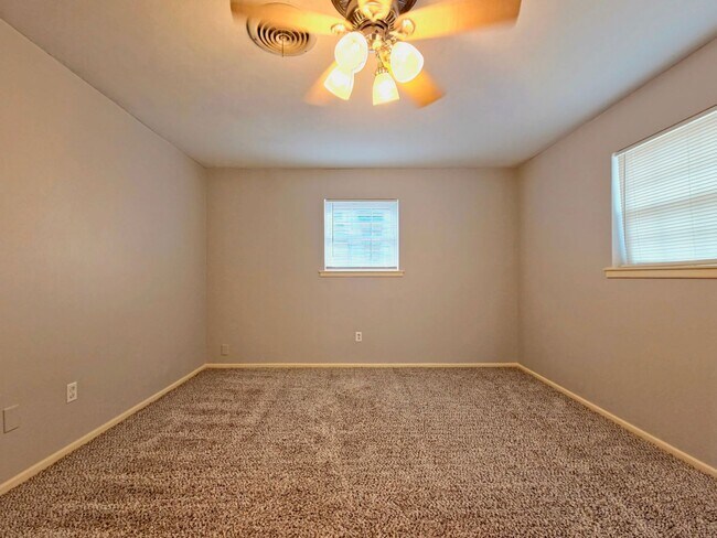 Building Photo - 4 Bedroom Home Near LCU with HUGE Bonus Room