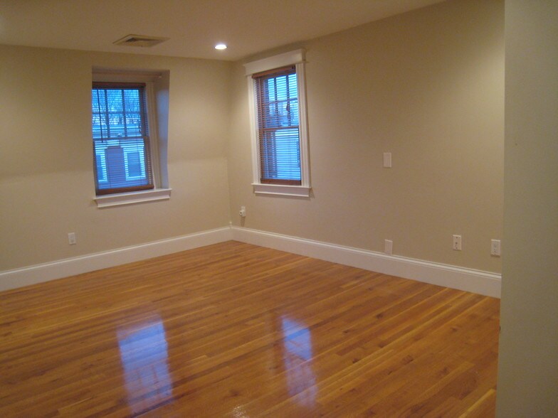 Building Photo - 599 E 6th St