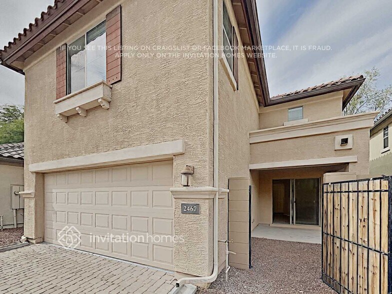Building Photo - 2467 E Vermont Dr