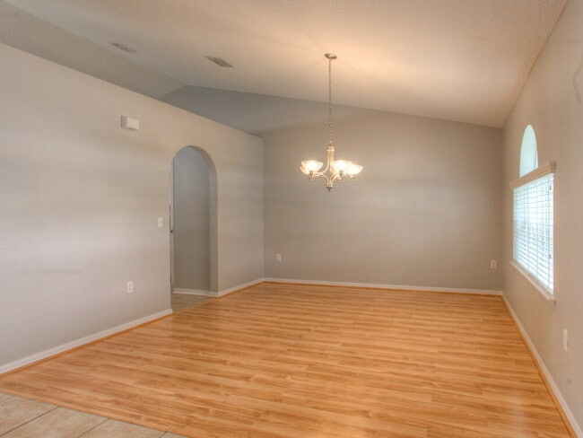 Building Photo - 744 Westcliffe Dr