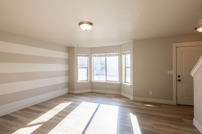 Building Photo - Beautiful Townhome in Rexburg Close to Campus