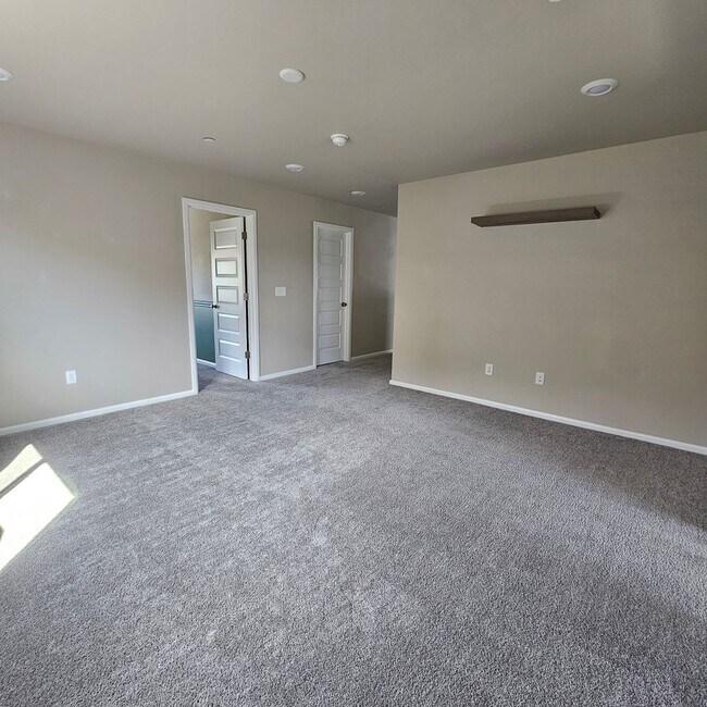 Building Photo - Beautiful 4-Bedroom Home with Spacious Loft, Fenced Yard & More!