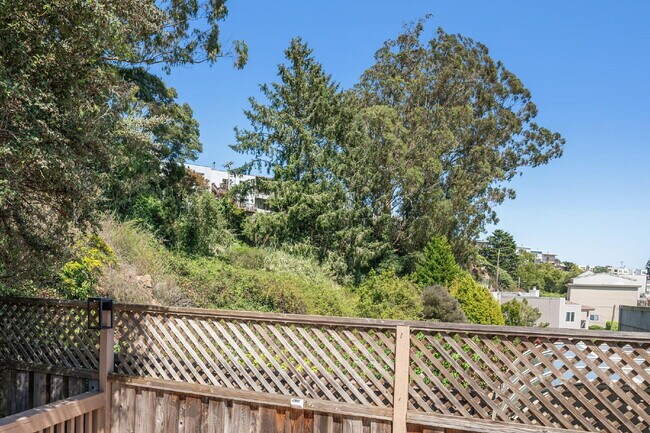 Building Photo - Beautiful 3 Bedroom 2 Bathroom Single Fami...