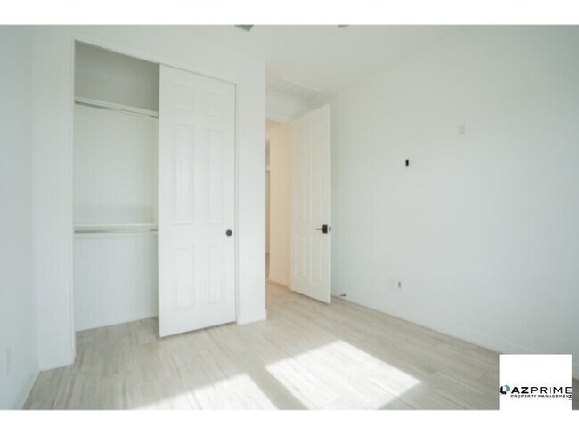 Building Photo - Stylish 3/2 Goodyear House!